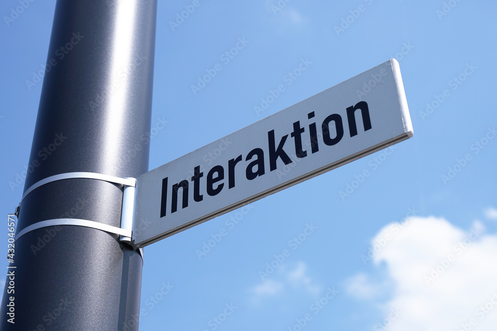 Fototapeta premium Interaktion Schild vor blauen Himmel