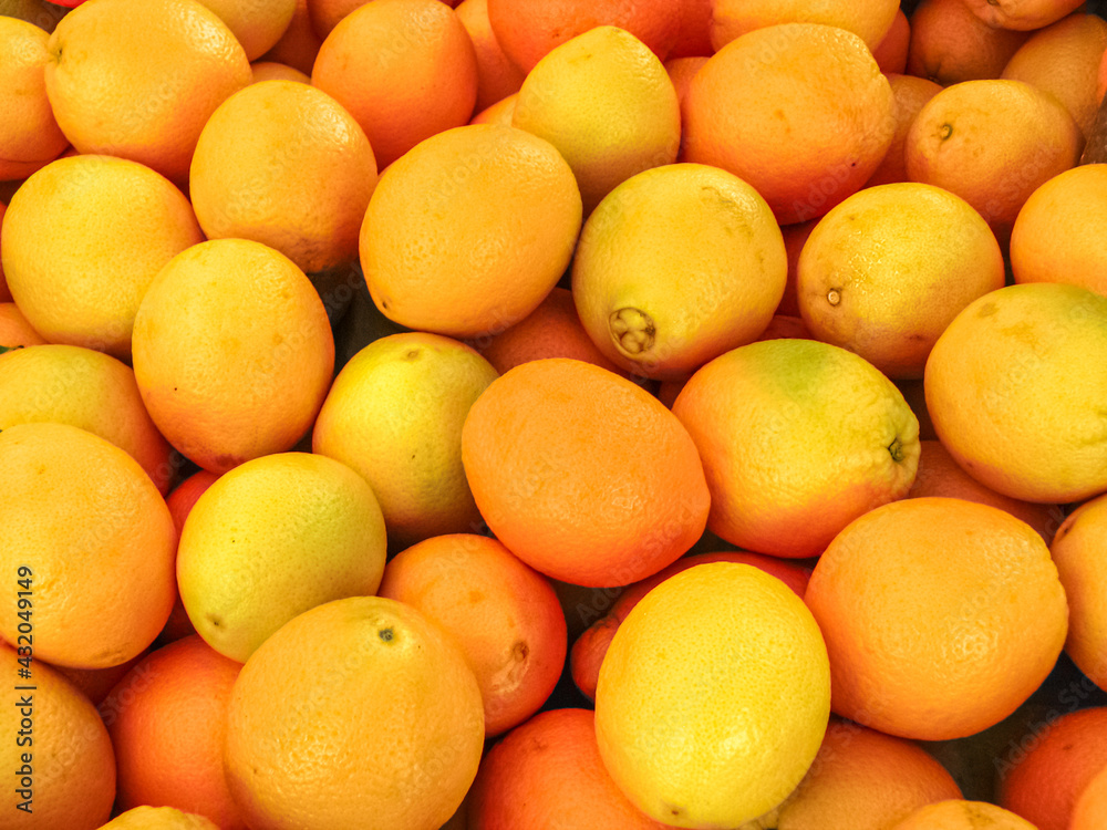 naranjas maduras en venta en una feria libre de Chile