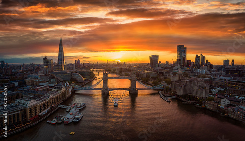 Canvas Print Aerial view of colorful sunset behind the modern skyline of London, United Kingd