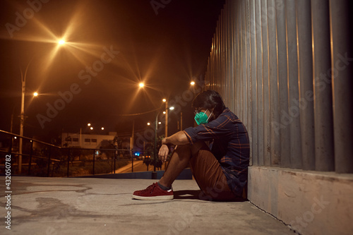 Konstfotografi Hombre triste sentado en el suelo afuera de un hospital