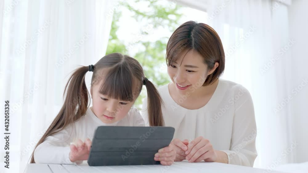 タブレットを使う女の子とお母さん