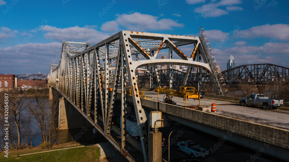 Obraz premium Aerial of Brent Spence Truss Bridge Closed for Structural Repairs - Interstates 71 & 75 over Ohio River - Cincinnati, Ohio & Covington, Kentucky