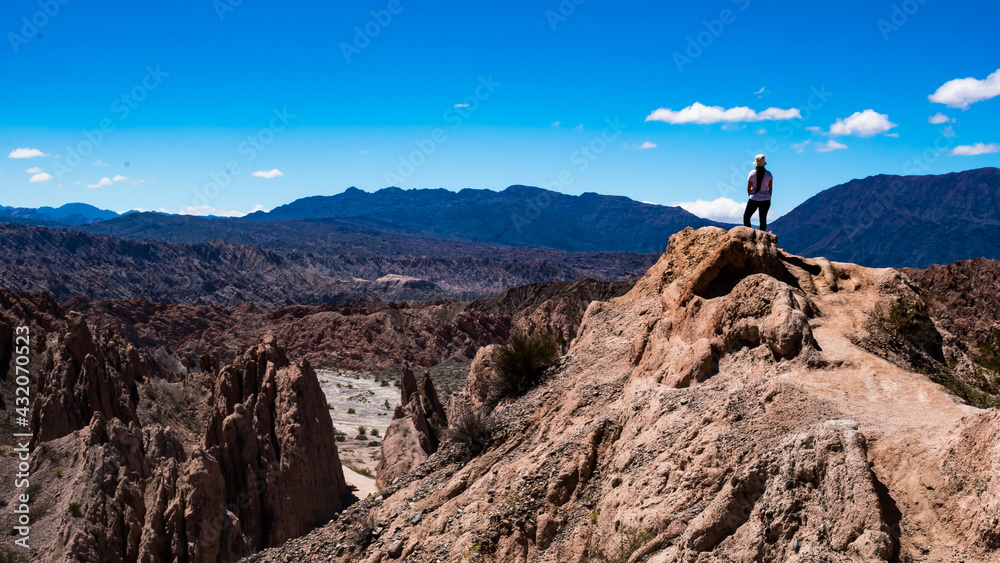 Mujer viajera disfrutando de vistas panorámicas de la Quebrada de las Flechas, en Salta, Argentina