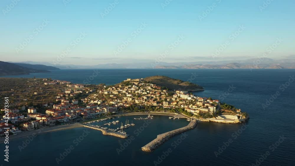 La vue panoramique de la ville de Paralio Astros au bord de la mer Méditerranée vers Nauplie, en Cynourie, dans le Péloponnèse, en Grèce, en été.