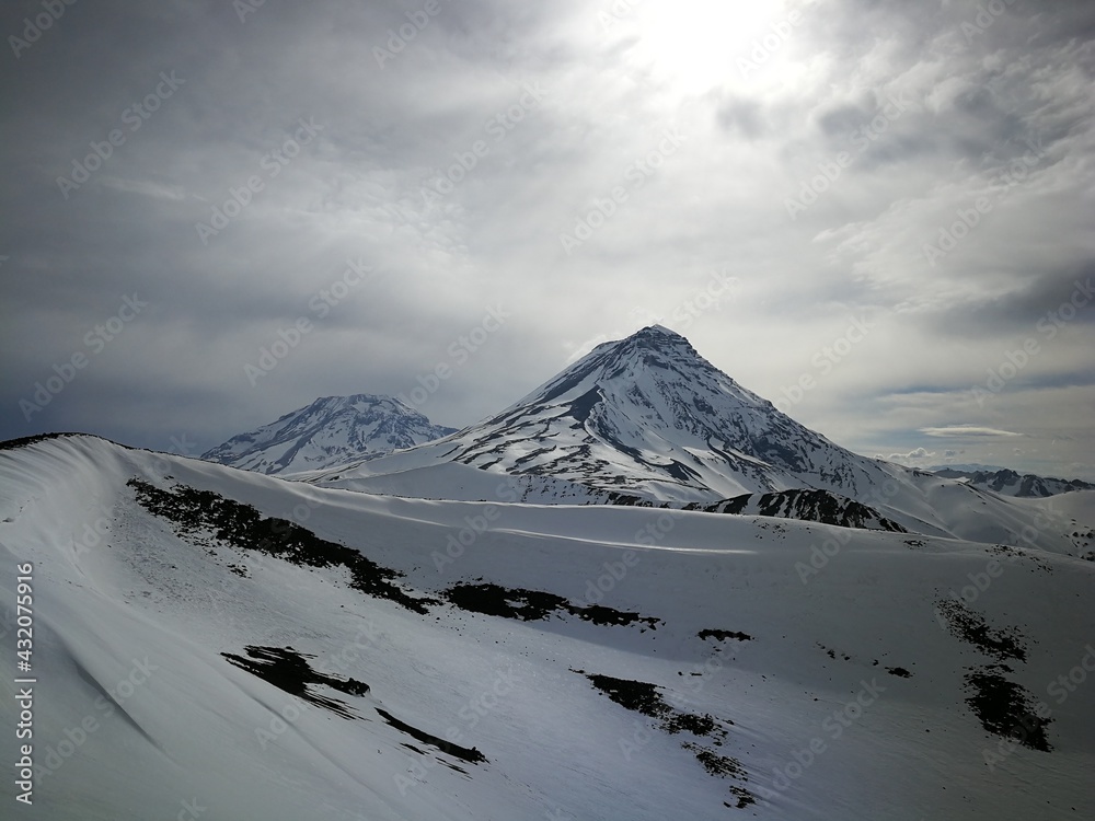 Volcanes Cerro Azul o Quizapú (derecha) y Descabezado Grande (izquierda) vistos desde el sur llegando por los Hornitos
