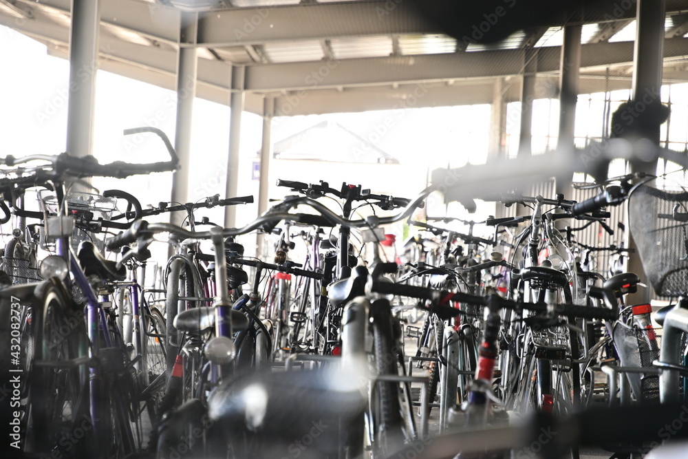 Obraz premium Fahrrad Abstellfläche Parken am Bahnhof, Fahrradverkehr, Verkehrswende, Bahnhof Schweinfurt, Franken, Bayern, Deutschland