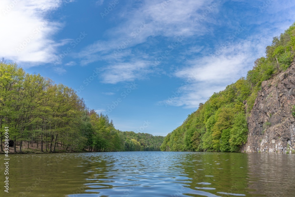 Blick auf die Talsperre Kriebstein flussabwärts bei Lauenhain (Wappenfelsen) in Richtung Falkenhain Blick auf die Talsperre Kriebstein flussabwärts bei Lauenhain (Wappenfelsen) in Richtung Falkenhain