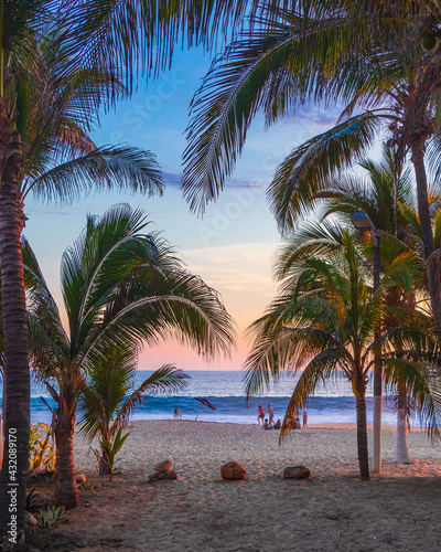 Fototapeta Naklejka Na Ścianę i Meble -  Atardecer en la playa en familia 