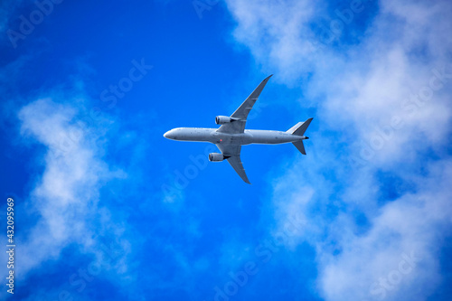 青空を飛ぶ旅客機 © Nao0901