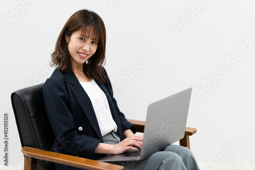 パソコンを使う女性