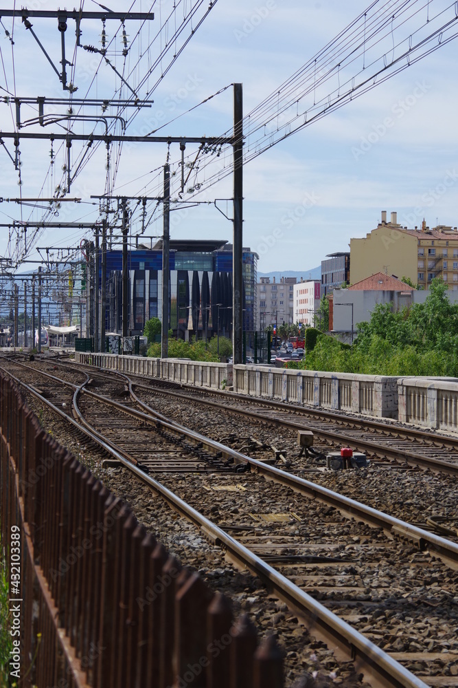 Train TGV sortant de gare avec rail et fil électrique Train TGV sortant de gare avec rail et fil électrique