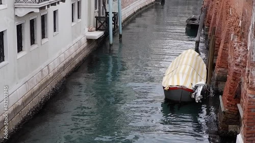 singola barca in canale a Venezia movimento delle onde photo