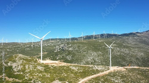 Une route rejoint deux éoliennes vers Thisbe vers Delphes, en Béotie, en Grèce centrale, en été. photo