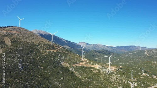 Les éoliennes sur les flancs d'une montagne vers Thisbe vers Delphes, en Béotie, en Grèce centrale, en été. photo