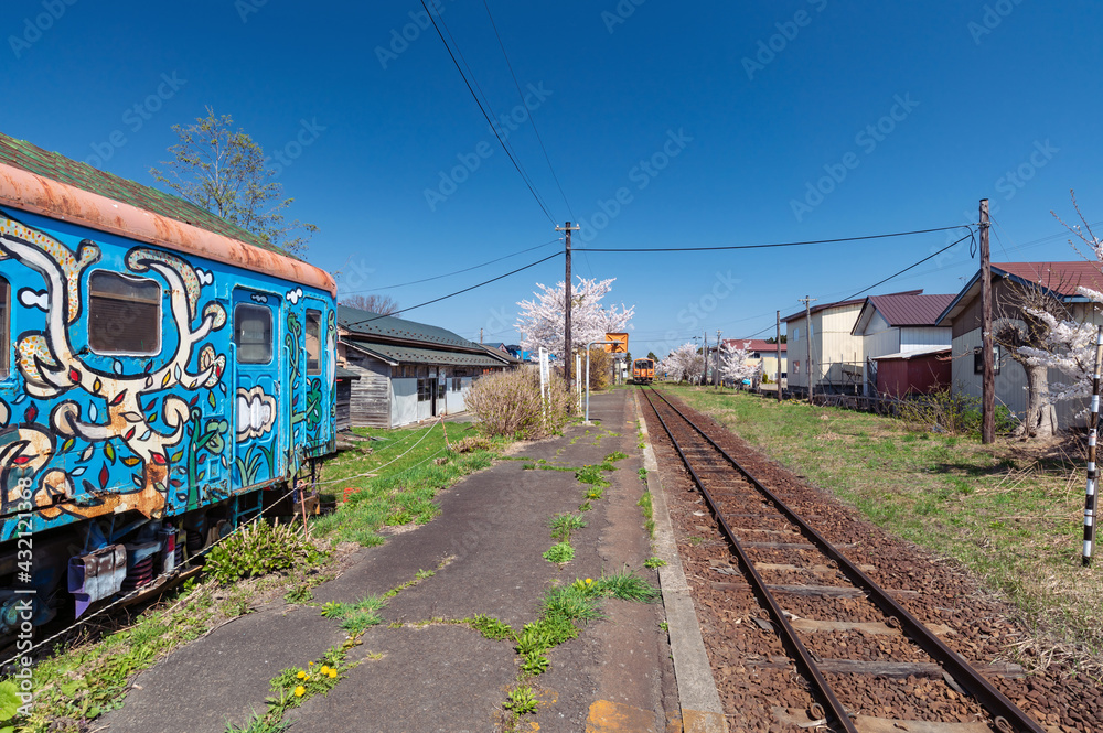Obraz premium 【青森県五所川原市金木町】本州最北私鉄津軽鉄道嘉瀬駅プラットホームの景色