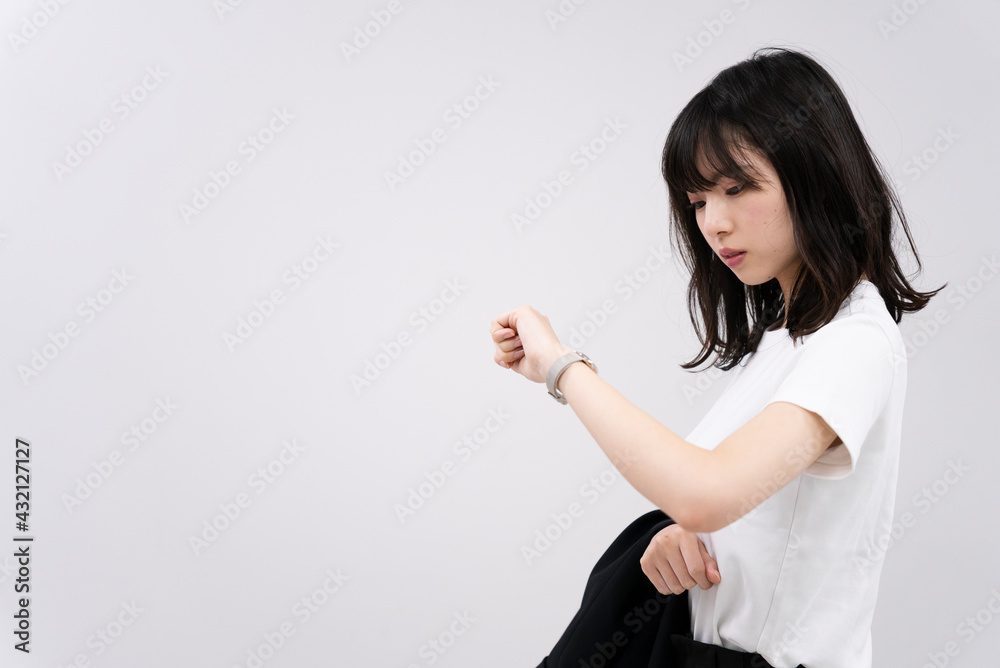 腕時計を見る女性 腕時計を見る女性