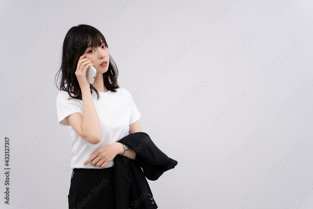 携帯電話を使う女性 携帯電話を使う女性