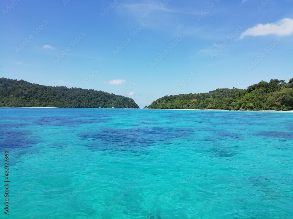 Fototapeta premium tropical island in the sea