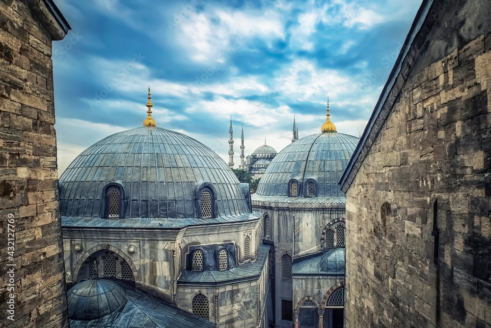 Fototapeta premium Istanbul city roofs in the evening