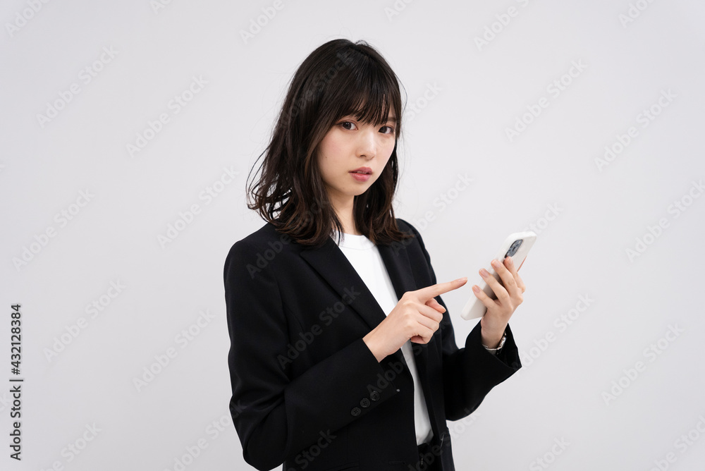 携帯電話を使う女性 携帯電話を使う女性