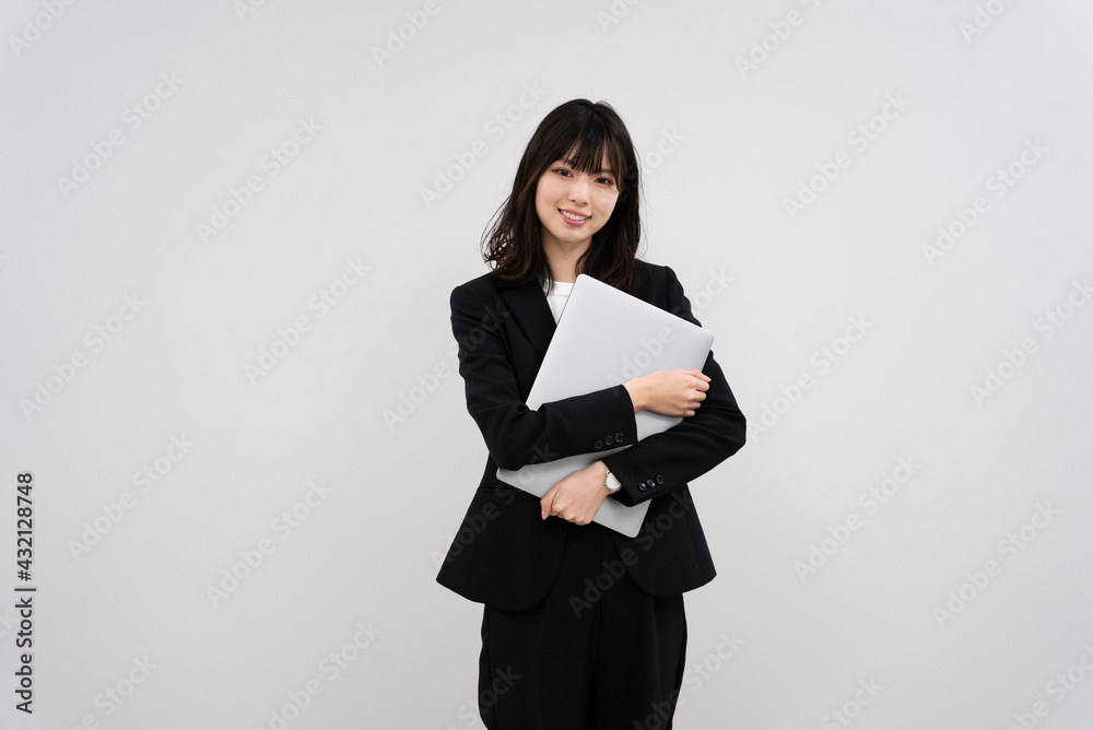 ノートパソコンを持った女性 ノートパソコンを持った女性