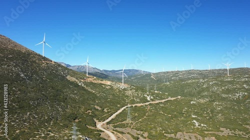 Les éoliennes de Thisbe sont reliées par une route vers Delphes, en Béotie, en Grèce centrale, en été. photo