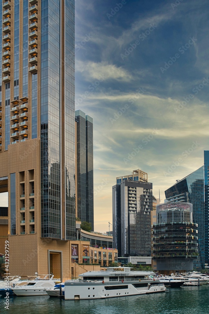 Obraz premium architectural landscape of the coast of the city of Dubai