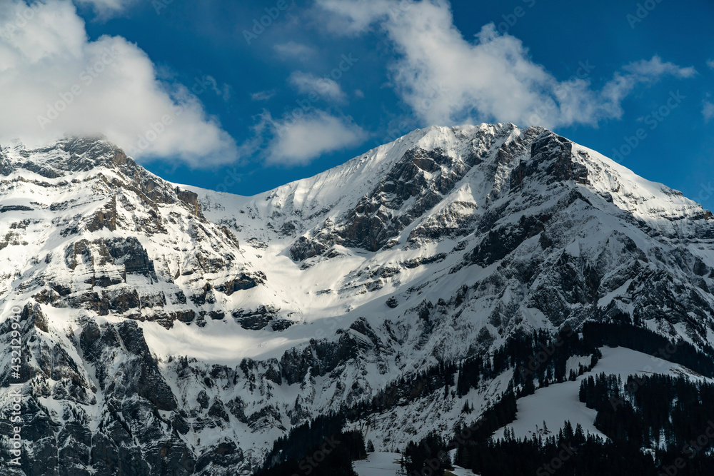 Obraz premium Grosser Lohner und Mittagshorn bei Adelboden in den Schweizer Alpen, frisch verschneite Berge im Frühling, Schnee von gestern, beleuchtete und schwarze Felsen und glänzende Schneefelder im Kontrast