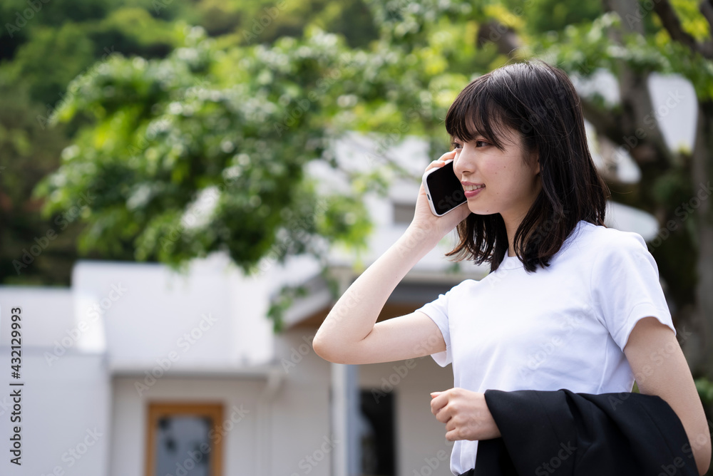 携帯電話を使う女性