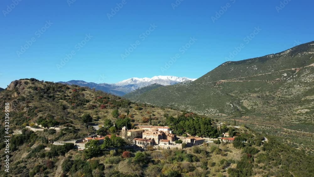 La vue de face du Monastere d'Osios Loukas vers Delphes, en Béotie, en Grèce centrale, en été.