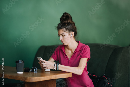 Mental health services, Online therapist-led emotional fitness classes and one-on-one therapy. Young Latina woman using Mental Health Apps on cell phone. Alternative to Therapy