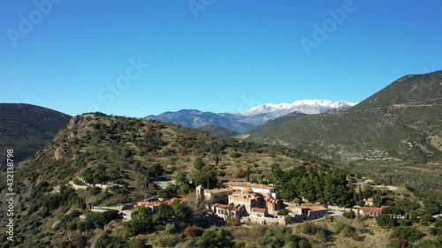 Le Monastère d'Osios Loukas domine la nature grecque vers Delphes, en Béotie, en Grèce centrale, en été. photo