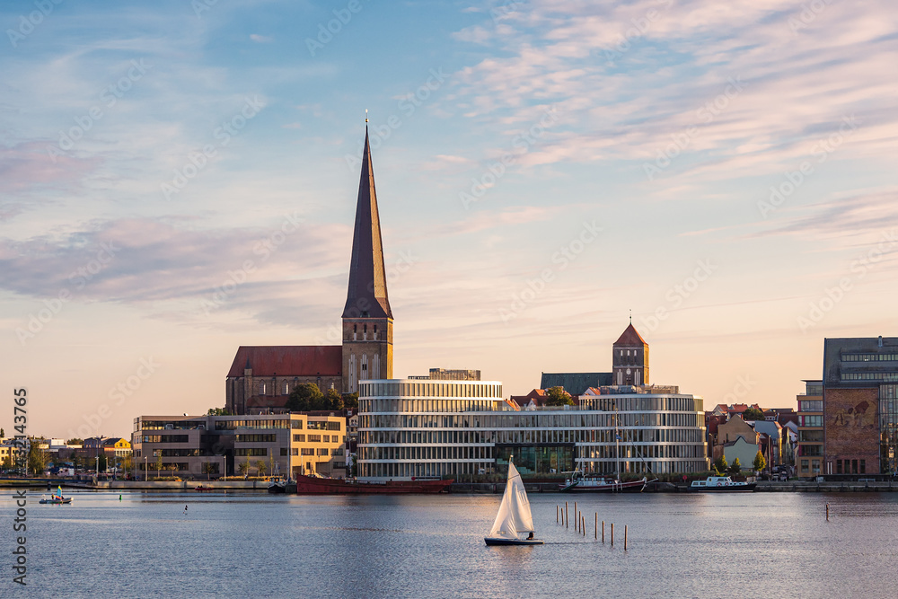 Blick über die Warnow auf die Hansestadt Rostock Blick über die Warnow auf die Hansestadt Rostock