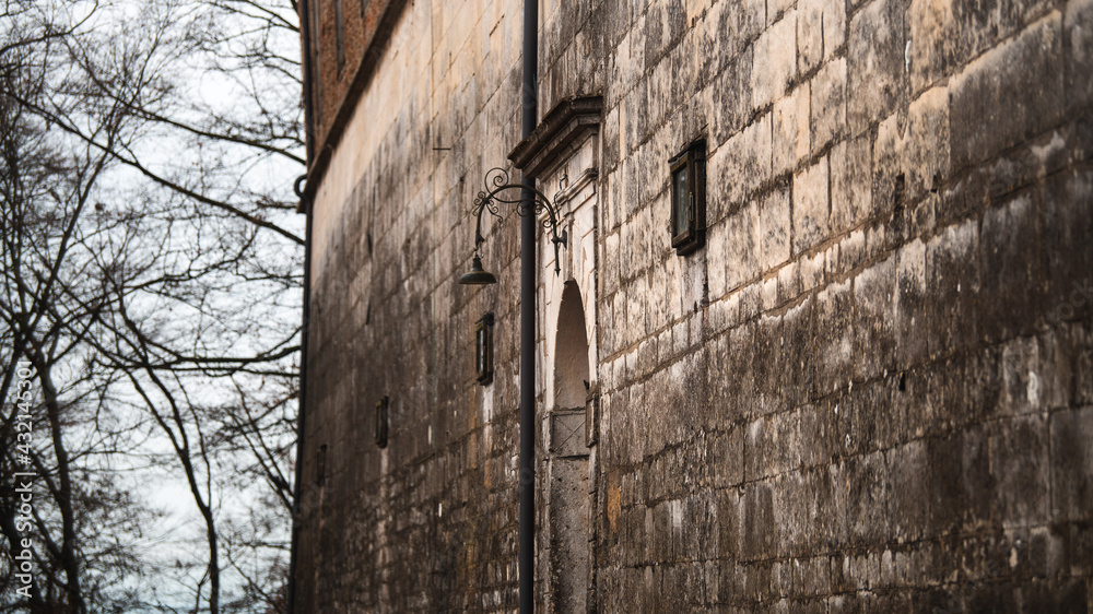Obraz premium Detailaufnahme an einem historischen Gebäude - altes Gemäuer mit alter Laterne über einer Eingangstür
