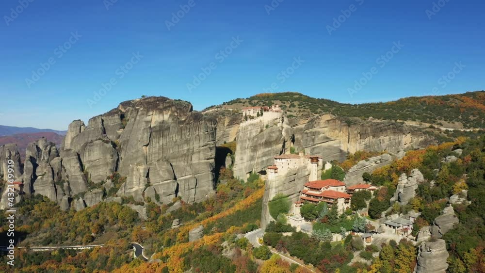 Une route traverse le Grand Meteore et les Monastères de Varlaam, de Agios Nikolaos et de Roussanou vers Kalambaka, en Thessalie, en Grèce, en automne. Une route traverse le Grand Meteore et les Monastères de Varlaam, de Agios Nikolaos et de Roussanou vers Kalambaka, en Thessalie, en Grèce, en automne.