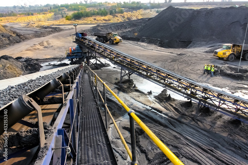 Schilderij op canvas Coal Ore on a conveyor belt for processing