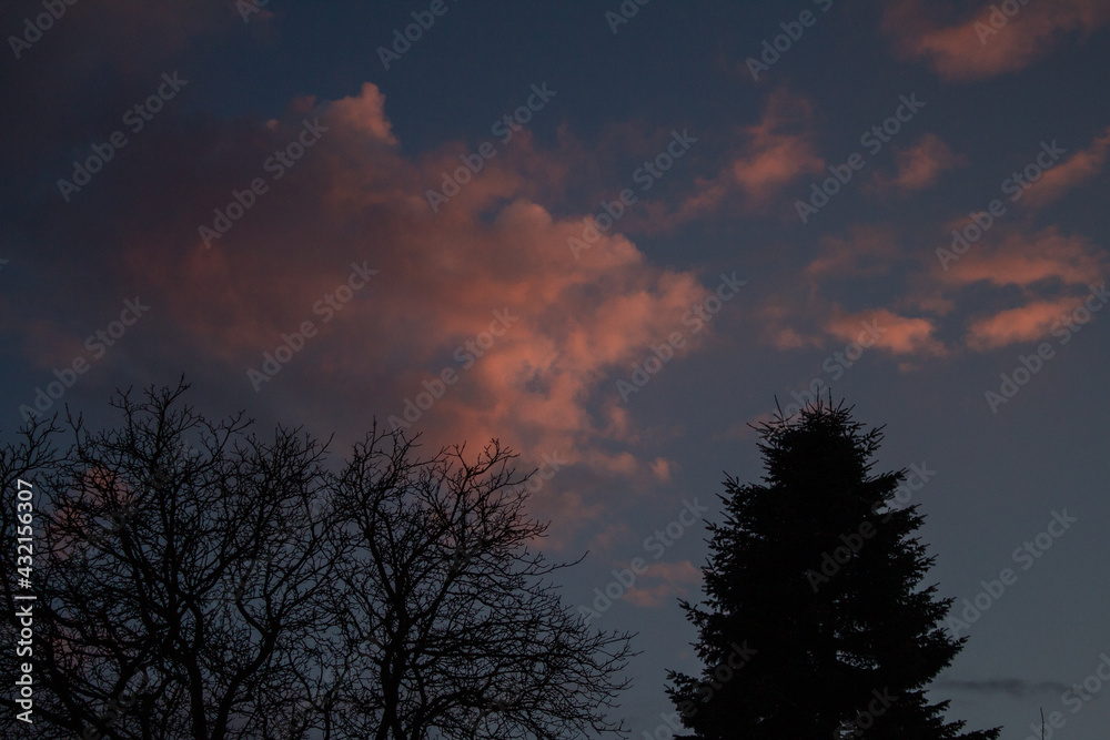 Softer rosaner Himmel mit Wölkchen. Softer rosaner Himmel mit Wölkchen.