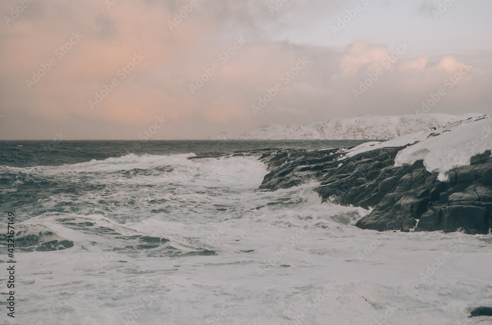 Fototapeta premium waves breaking on the beach