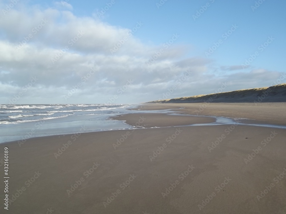 Nordseestrand im Winter (bei Julianadorp, Nordholland, Niederlande) North Sea beach in winter (near Julianadorp, North Holland, Netherlands)