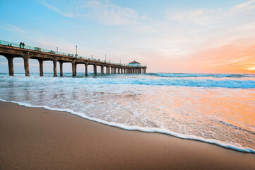Fototapete Manhattan Manhattan Beach Pier im Sonnenuntergang  © KseniaJoyg