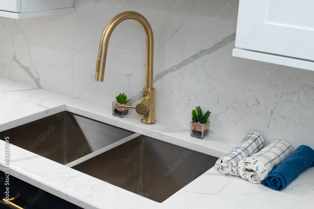 Suministro Propio isla Shiny stainless steel faucet kitchen sink house decor foto de Stock | Adobe  Stock