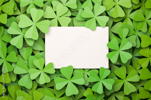 Fotografía Cloverleaf background with an empty card for own text in the middle