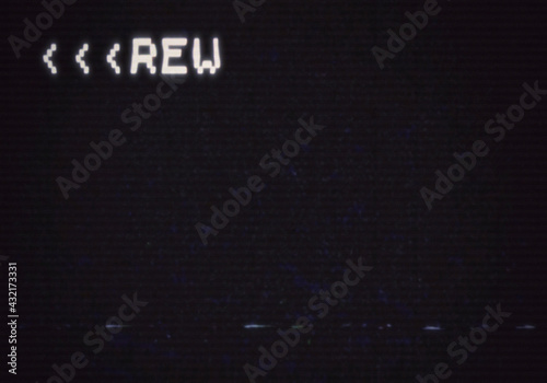 Fotografia A fake screen capture with intentional distortion and noise, the blank screen of an old VHS player connected to a tv with the text REW (rewinding) at the top left corner