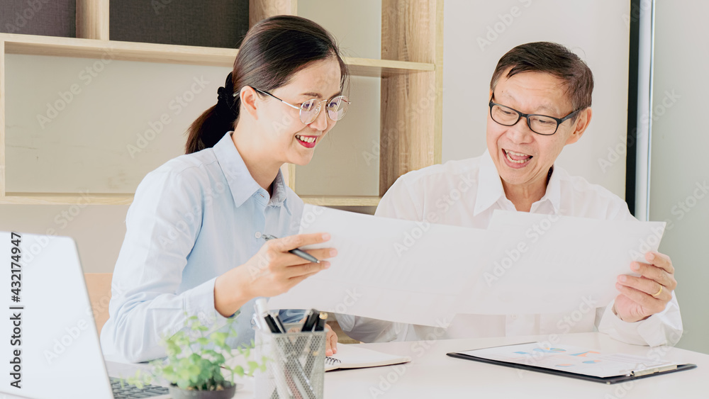 Obraz premium Intern receives feedback achievements at work concept.