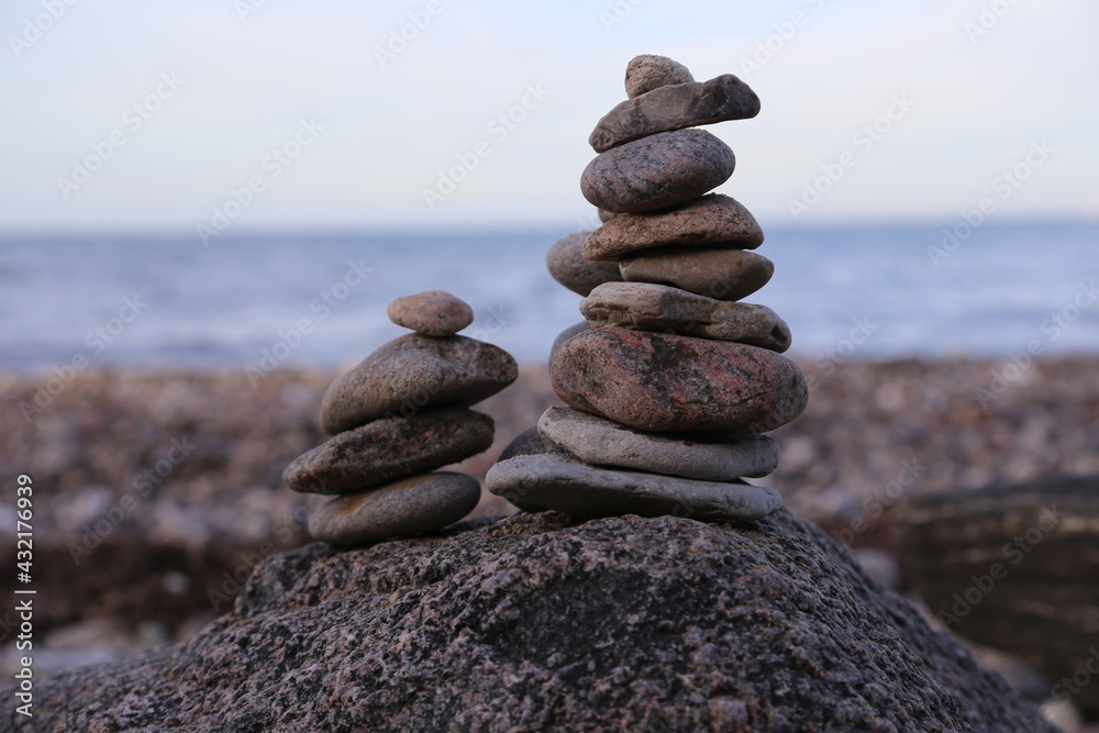 Fototapeta premium Eine Steinpyramide am Ostsee Strand bei Tag im Herbst