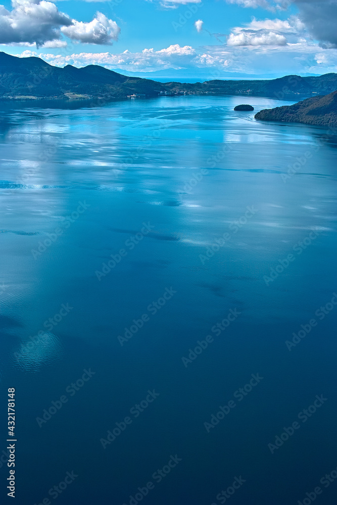 青空が反射する大きな湖