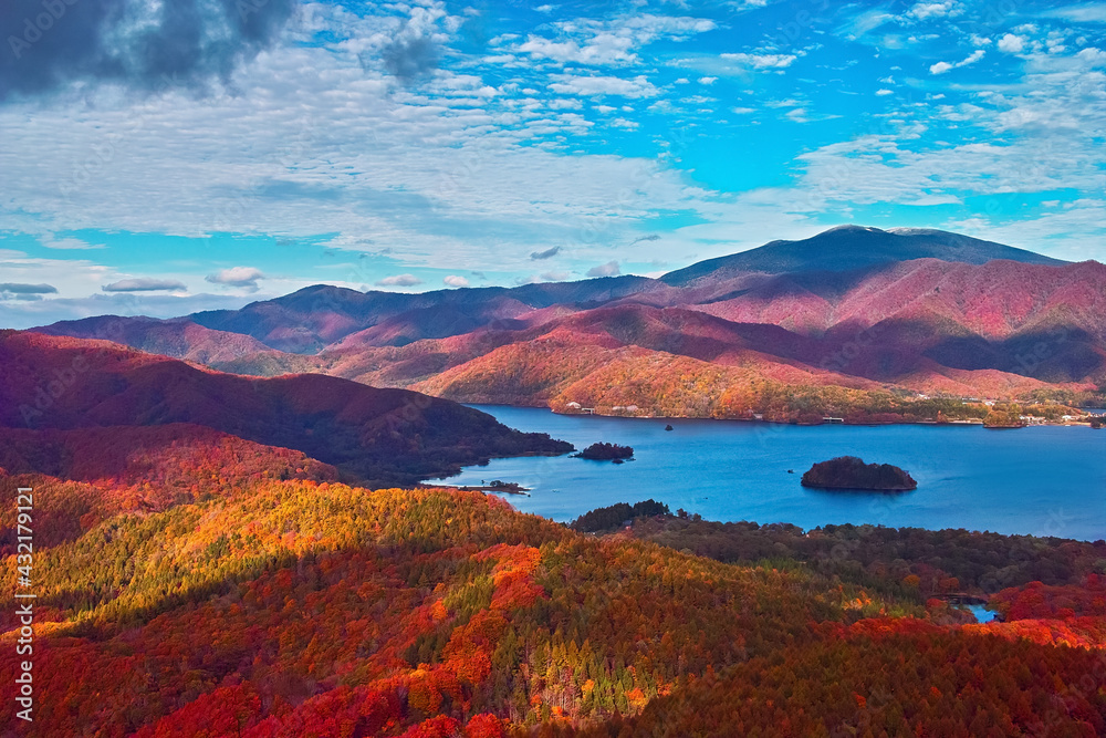 美しく紅葉する山々と湖