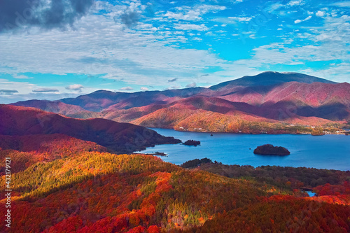美しく紅葉する山々と湖