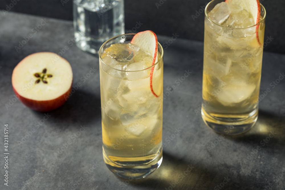 Boozy Refreshing Calvados and Tonic Apple Cocktail - obrazy, fototapety, plakaty 
