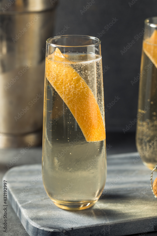 Boozy Elder Fashion Royale Grapefruit Champagne Cocktail - obrazy, fototapety, plakaty 